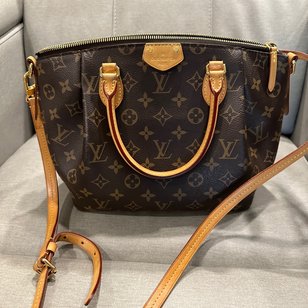 Selling my lovely barely used LV.